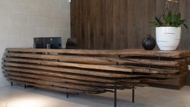 Mēbeļu ražotājs izgatavoja unikālu galdu no cipreses, izmantojot zāģēšanas iekārtu LT15WIDE