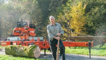 Pensionējies inženieris Francijā rada unikālus masīvkoka izstrādājumus